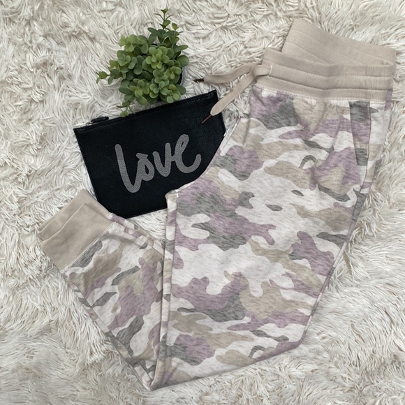 Old Navy Pants - Old Navy Camo Joggers 💗 Oatmeal Gray & Plum